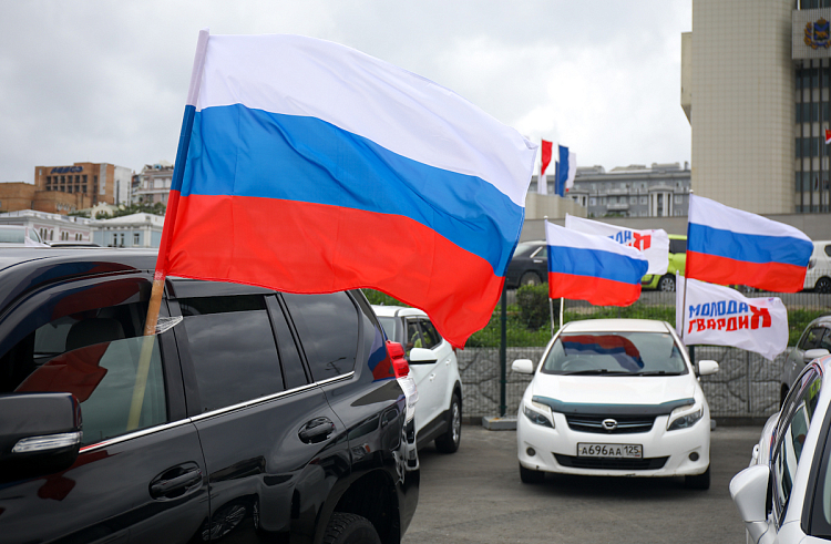Масштабным автопробегом отметят День государственного флага России в Приморье.