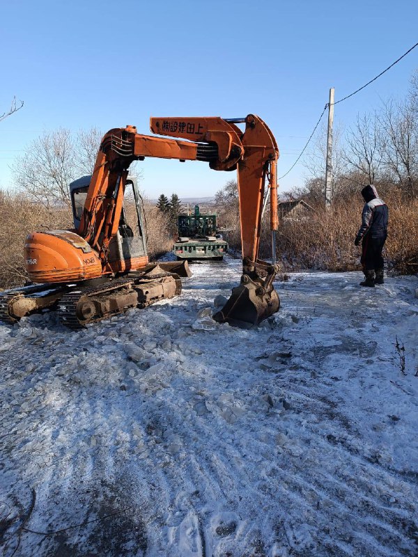Дорожные службы Надеждинского района продолжают осуществлять работы по зимнему обслуживанию автомобильных дорог.