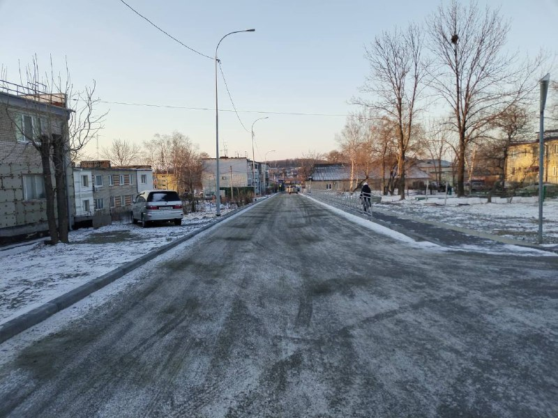 Работа по ликвидации наледи на автомобильных дорогах Надеждинского района были продолжены.