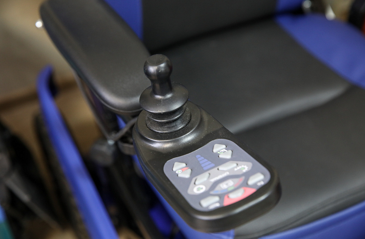 Компенсацию за приобретение кресла-коляски любого типа могут получить инвалиды в Приморье.