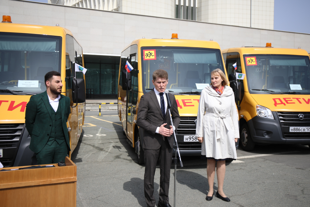 Олег Кожемяко вручил ключи от новых школьных автобусов муниципалитетам Приморья.