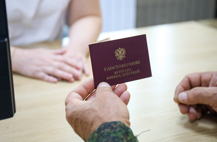 Филиалы госфонда «Защитники Отечества» начали принимать ветеранов СВО без выходных в Приморье.